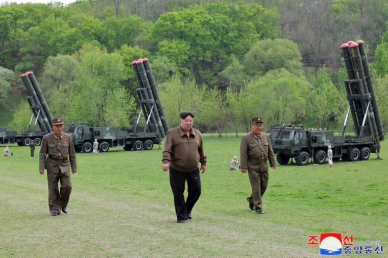 Cette photo prise le 22 avril 2024 et diffusée le lendemain montre le dirigeant nord-coréen Kim Jong Un (c) observant un exercice militaire simulant "une contre-attaque nucléaire", dans un lieu non divulgué en Corée du Nord ( KCNA VIA KNS / STR )