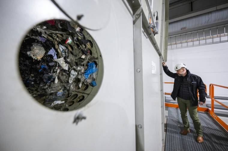 Mattias Philipsson, PDG de Sweden Plastic Recycling, le 4 mars 2024 dans l'usine de Motala, à Suède ( AFP / Jonathan NACKSTRAND )