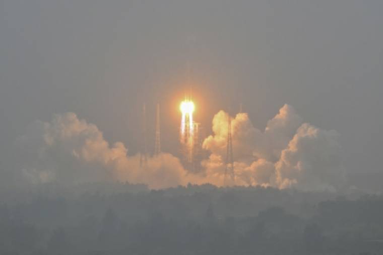 Une fusée Longue Marche 5, transportant la sonde lunaire Chang'e-6, décolle du Centre de lancement spatial de Wenchang, dans la province du Hainan, dans le sud de la Chine, le 3 mai 2024 ( AFP / Hector RETAMAL )