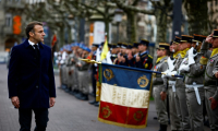 Le président Emmanuel Macron passe en revue les troupes lors d'une cérémonie marquant le 80e anniversaire de la libération de Strasbourg, le 23 novembre 2024 à Strasbourg, dans le Bas-Rhin ( POOL / Sarah Meyssonnier )