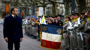 Le président Emmanuel Macron passe en revue les troupes lors d'une cérémonie marquant le 80e anniversaire de la libération de Strasbourg, le 23 novembre 2024 à Strasbourg, dans le Bas-Rhin ( POOL / Sarah Meyssonnier )