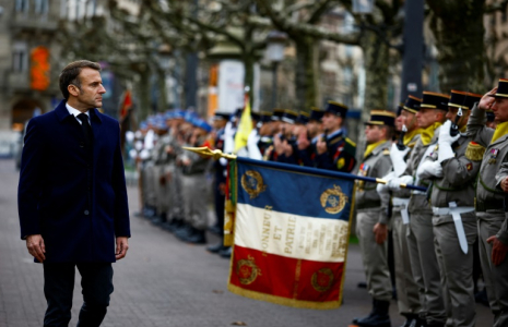 Le président Emmanuel Macron passe en revue les troupes lors d'une cérémonie marquant le 80e anniversaire de la libération de Strasbourg, le 23 novembre 2024 à Strasbourg, dans le Bas-Rhin ( POOL / Sarah Meyssonnier )