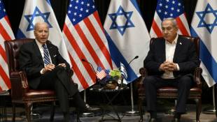 Le président Joe Biden (G) écoute le Premier ministre  Benjamin Netanyahu lors d'une rencontre à Tel Aviv le 18 octobre 2023 ( AFP / Brendan SMIALOWSKI )