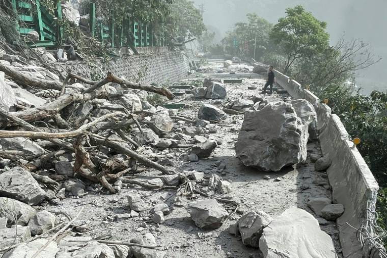 Dégâts causés sur une route de Hualien par le puissant séisme qui a frappé Taïwan le 3 avril 2024, selon une photo fournie par le service des pompiers de la ville ( HUALIEN FIRE DEPARTMENT / Handout )