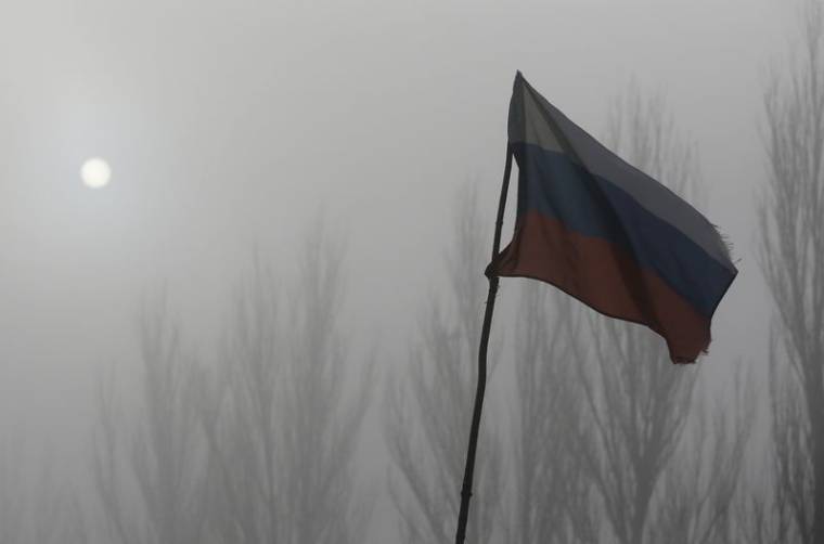Le drapeau russe à l'extérieur de la ville de Gorlovka au nord-est de Donetsk