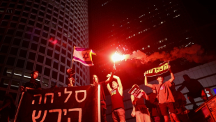 Des Israéliens manifestent pour demander la libération des otages israéliens détenus à Gaza, devant le ministère israélien de la Défense à Tel Aviv le 5 septembre 2024 ( AFP / Jack GUEZ )