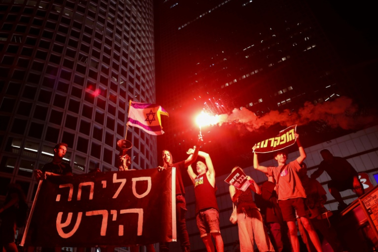 Des Israéliens manifestent pour demander la libération des otages israéliens détenus à Gaza, devant le ministère israélien de la Défense à Tel Aviv le 5 septembre 2024 ( AFP / Jack GUEZ )