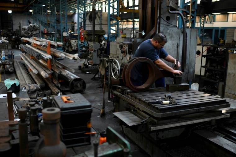 Un employé de Metalcrom, une PME de pièces et tubes métalliques, à Berazategui, dans la province de Buenos Aires, le 15 avril 2024 en Argentine ( AFP / LUIS ROBAYO )