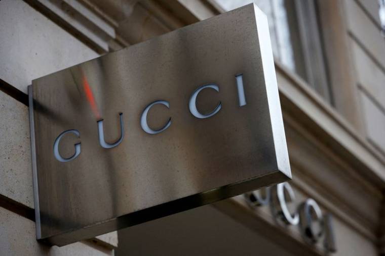 Photo d'archives: Une enseigne Gucci à l'extérieur d'une boutique à Paris