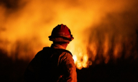 Un pompier à Oxnard, au nord de Los Angeles, le 13 janvier 2025 ( AFP / ETIENNE LAURENT )