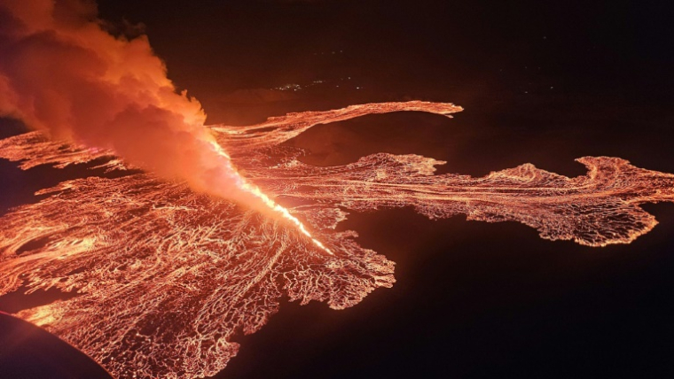 Photo diffusée le 21 novembre 2024 par les autorité islandaises montrant de la lave et de la fumée provenant d'un volcan près de Grindavik sur la péninsule islandaise de Reykjanes ( Public Defense Department of the State Police / - )