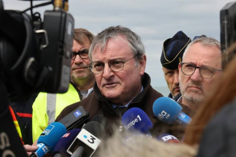 Le préfet du Pas-de-Calais, Jacques Billant (c), le 23 avril 2024 à Wimereux ( AFP / DENIS CHARLET )
