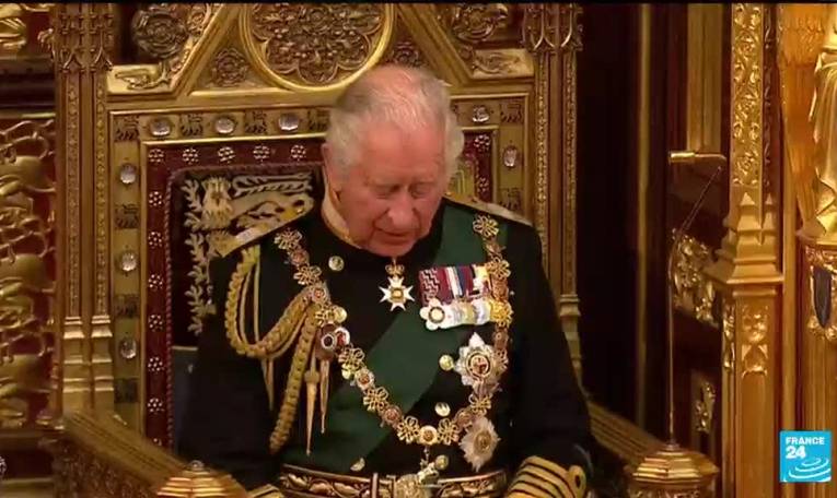 Royaume-Uni : le prince Charles solennel et appliqué pour son premier discours du trône