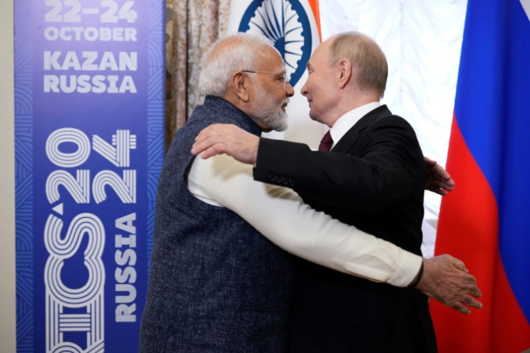 Le président russe Vladimir Poutine accueille le Premier ministre indien Narendra Modi en marge du sommet des Brics à Kazan, le 22 octobre 2024 (POOL/Alexander Zemlianichenko)