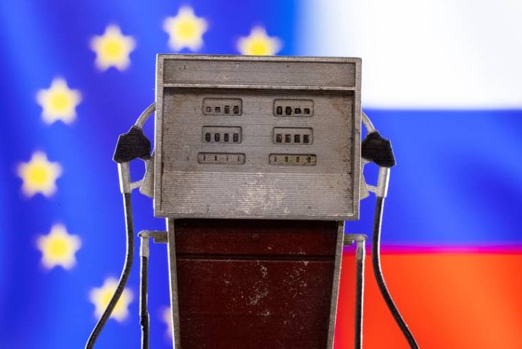 Illustration montrant un modèle de pompe à essence, les couleurs de l'UE et du drapeau russe.