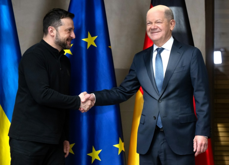 Le chancelier allemand Olaf Scholz (D) serre la main du président ukrainien Volodymyr Zelensky (G) lors d'une réunion bilatérale en marge de la 61e Conférence de Munich sur la sécurité, le 15 février 2025  ( POOL / Sven Hoppe )