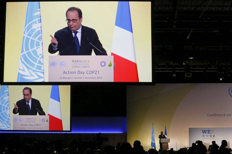 FRANÇOIS HOLLANDE SALUE LE PROJET D'ACCORD À LA COP21