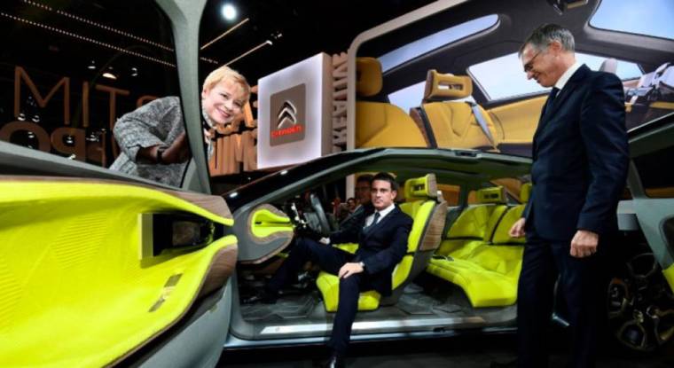 Le Premier ministre Manuel Valls dans une voiture du groupe PSA, aux côtés du patron du constructeur Carlos Tavares (à droite), lors du Mondial de l'automobile de Paris, le 30 septembre 2016. (© M. Medina / AFP)