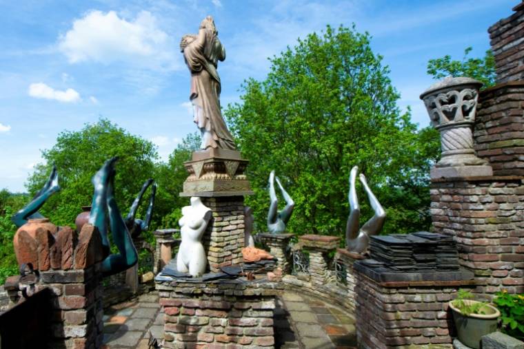 Une terrasse décorée de statues du château Olt Stoutenburght construit par le Néerlandais Gerry Halman, alias Seigneur Gregorious, le 6 mai 2024 à Blesdijke, aux Pays-Bas ( AFP / Nick Gammon )