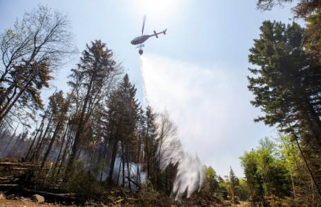 Un hélicoptère canadien largue de l'eau sur un feu de forêt à Tantallon, dans la province de Nova Scotia ( Nova Scotia Government / Handout )