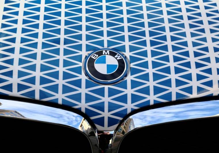 Le logo du constructeur automobile allemand BMW est vu à Bruxelles