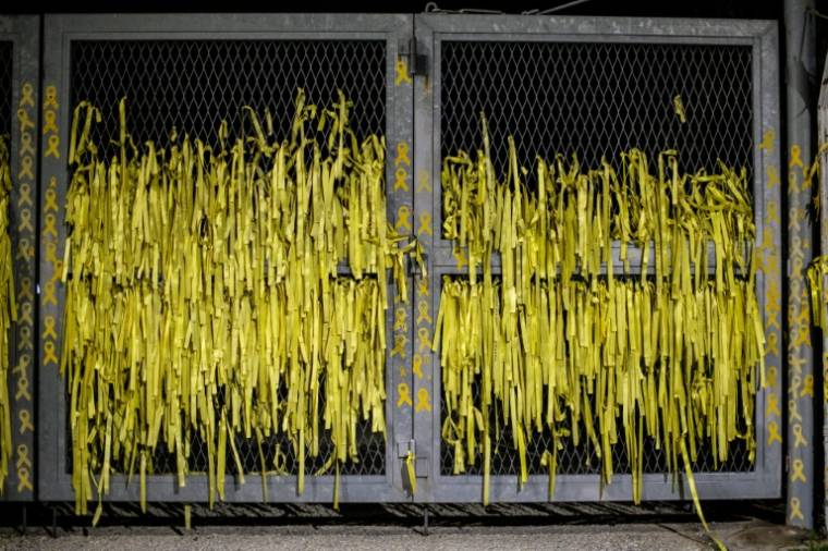 Des rubans jaunes honorent la mémoire des victimes du naufrage du ferry Sewol sur la porte principale du port de Mokpo, en Corée du Sud, le 15 avril 2024 ( AFP / ANTHONY WALLACE )