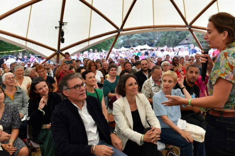 La secrétaire nationale des Ecologistes Marine Tondelier (d) devant le socialiste Olivier Faure (g) lors des "Journées d'été" des Ecologistes à Tours, le 24 août 2024 ( AFP / JEAN-FRANCOIS MONIER )