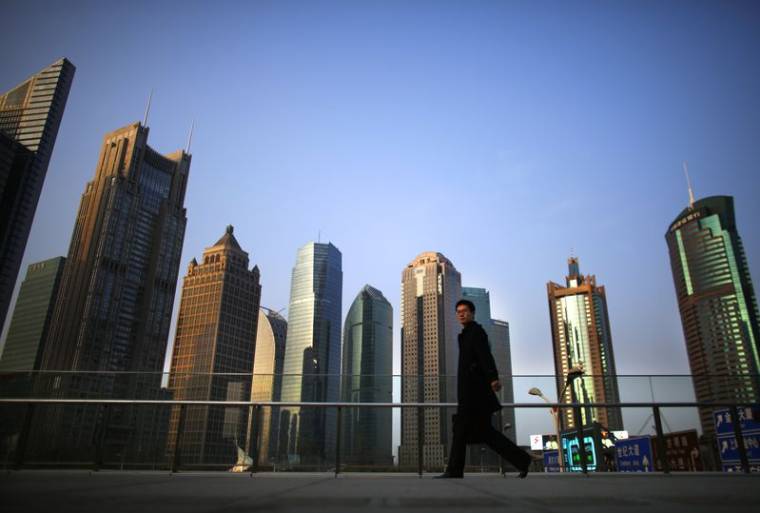 Photo d'archive :  Un homme marche dans le quartier financier de Pudong à Shanghai