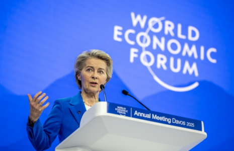 La présidente de la Commission européenne Ursula von der Leyen au Forum économique mondial de Davos, en Suisse, le 21 janvier 2025 ( AFP / FABRICE COFFRINI )