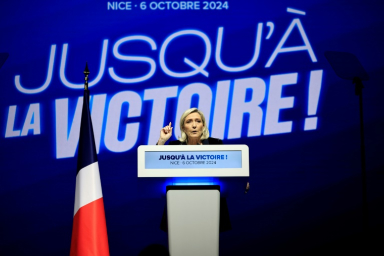 La cheffe de file des députés du  Rassemblement National Marine Le Pen lors du meeting de rentrée du parti le 6 octobre 2024 à Nice ( AFP / Valery HACHE )