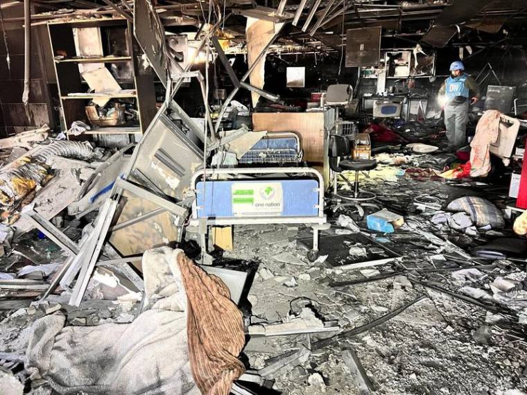 Vue des décombres à l'intérieur de l'hôpital Al Chifa