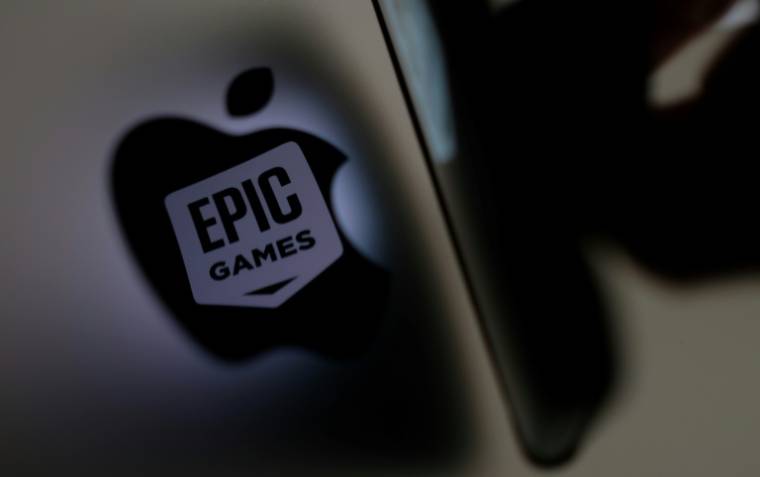 El logotipo de Epic Games se refleja en el logotipo de Apple en Los Ángeles el 3 de mayo de 2021 (AFP / Chris DELMAS)