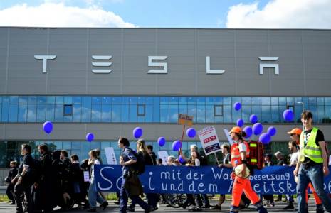 Des manifestants écologistes défilent devant l'usine de Tesla à Grünheide (près de Berlin, en Allemagne) pour protester contre un projet d'agrandissement, le 11  mai 2024 ( AFP / JOHN MACDOUGALL )