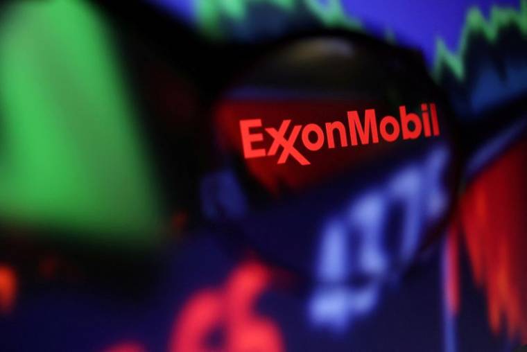Une illustration montre le logo d'ExxonMobil