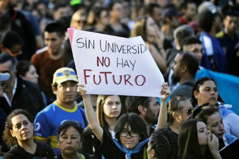 Une pancarte "Sans université, il n'y a pas d'avenir" lors d'une manifestation contre l'ajustement budgétaire des universités publiques à Buenos Aires, le 23 avril 2024 en Argentine ( AFP / Emiliano Lasalvia )