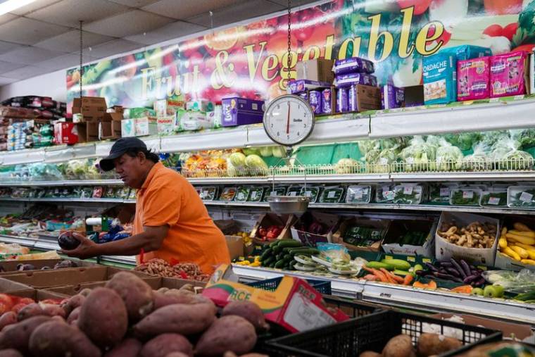 Un homme fait ses courses au supermarché Best World dans le quartier de Mount Pleasant à Washington