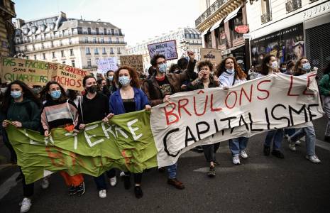 Manifestation pour une "vraie" loi climat à Paris, le 28 mars 2021. ( AFP / CHRISTOPHE ARCHAMBAULT )