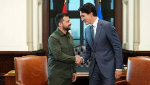 Le président ukrainien Volodymyr Zelensky (g) accueilli par le Premier ministre canadien Justin Trudeau au Parlement, le 22 septembre 2023 à Ottawa ( POOL / Sean Kilpatrick )