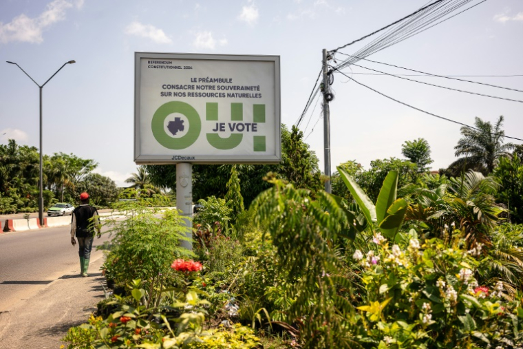 Une affiche de campagne pour encourager les citoyens à aller voter au référendum sur le projet de nouvelle constitution gabonaise, à Libreville le 12 novembre 2024 ( AFP / Nao Mukadi )