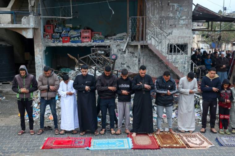 Des Palestiniens prient au milieu des ruines à Rafah, dans le sud de la bande de Gaza, le 10 avril 2024 au premier jour de la fête musulmane de l'Aïd el-Fitr ( AFP / - )