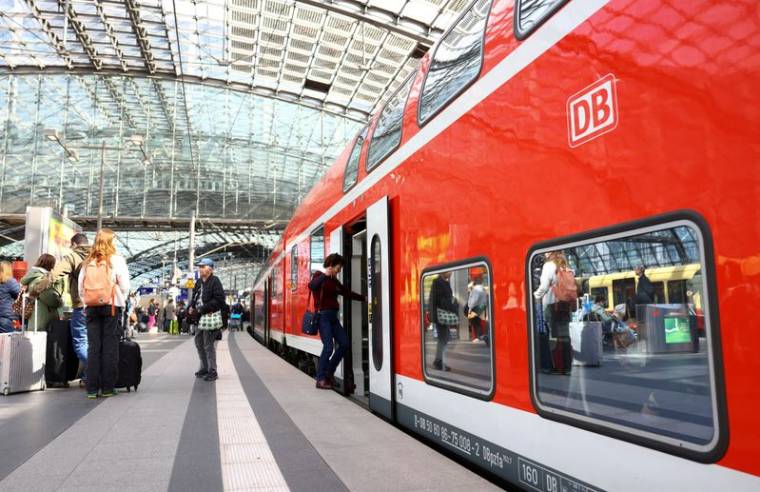 Un train de l'opérateur allemand Deutsche Bahn, à Berlin