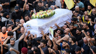 Procession funéraire dans la banlieue sud de Beyrouth d'une personne tuée lors de l'explosion de centaines de bipeurs du Hezbollah libanais la veille, le 18 septembre 2024 ( AFP / ANWAR AMRO )