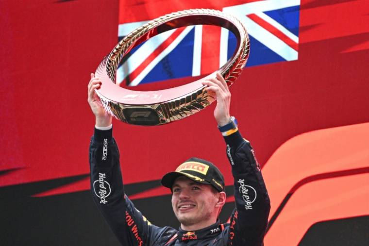 Le Néerlandais Max Verstappen, célèbre sa victoire lors du Grand Prix de Chine dimanche à Shanghai ( AFP / GREG BAKER )