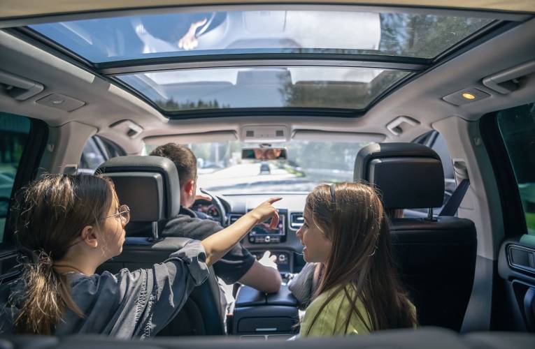 (Enfants enthousiastes dans la voiture sur la route des vacances - Crédits photo : Adobe Stock)