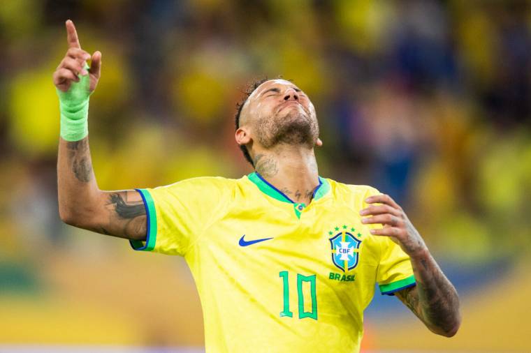 Neymar, le genou à terre