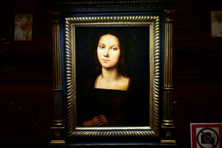 Cette photographie montre un tableau de Marie Madeleine, peint par le peintre italien Raphaël, exposé pour la première fois à la basilique Saint-Maximin, à Saint-Maximin-la-Sainte-Baume, dans le Var, le 21 avril 2024 ( AFP / Christophe SIMON )