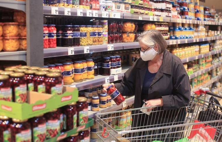Une femme fait ses courses dans un supermarché