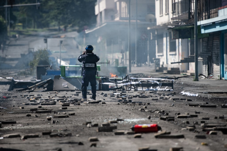 Un policier à Nouméa, le 24 juin 2024. ( AFP / DELPHINE MAYEUR )