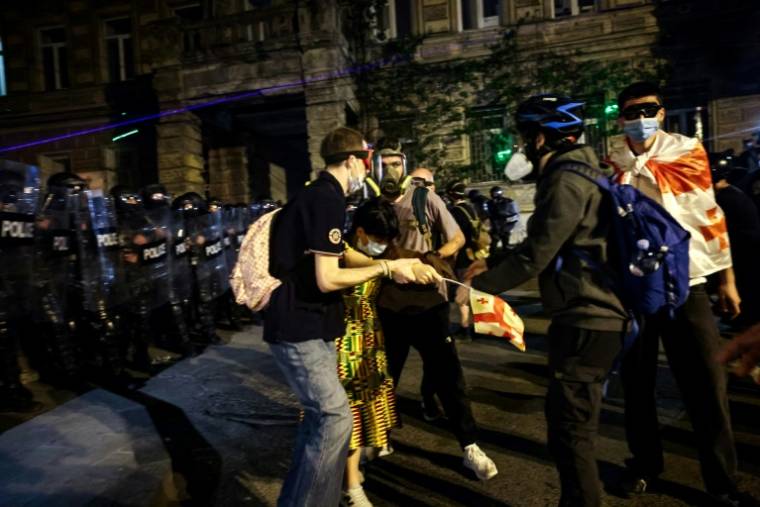 Gaz lacrymogène et balles en caoutchouc tirés par la police contre des manifestants à Tbilissi le 30 avril 2024 ( AFP / Giorgi ARJEVANIDZE )