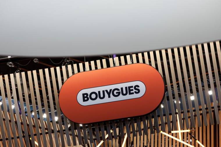 Un logo de Bouygues dans son espace d'exposition, lors de la conférence Viva Technology